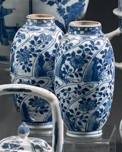 CHINE - Époque KANGXI (1662-1722) Paire de petits vases balustres en porcelaine bleu...