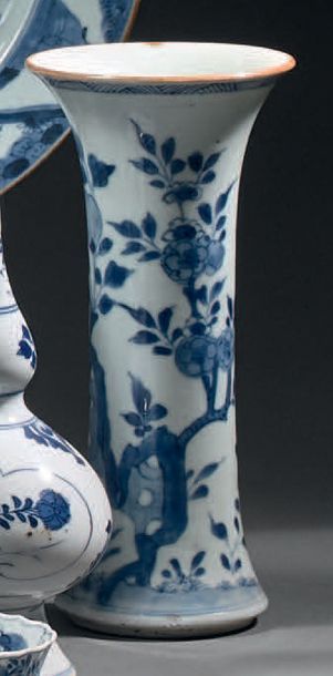 CHINE - Époque KANGXI (1662-1722) Deux vases cornets en porcelaine bleu blanc à décor...