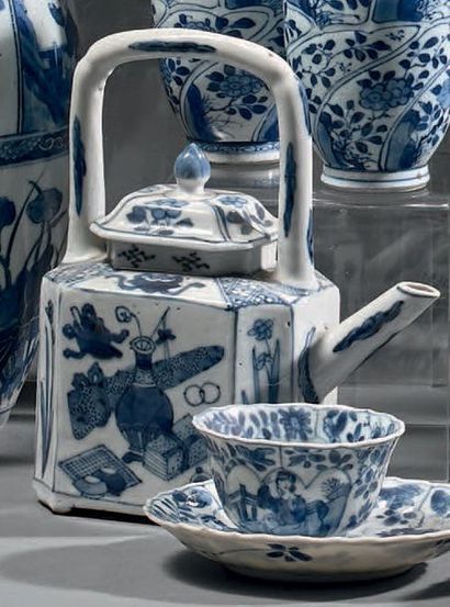 CHINE - Époque KANGXI (1662-1722) Verseuse de forme octogonale en porcelaine bleu...