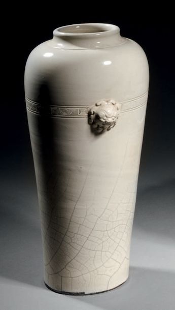 CHINE - XIXe siècle Vase à haute panse en porcelaine émaillée blanche à décor ciselé...