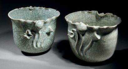 CHINE - XIXe siècle Paire de Jardinières en porcelaine craquelée, les anses en forme...