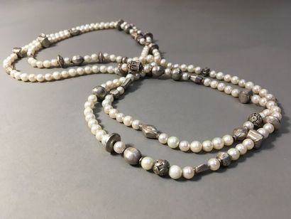 null Grand collier double rangs en perles et argent 800°°.
Poids brut: 172.50 g....