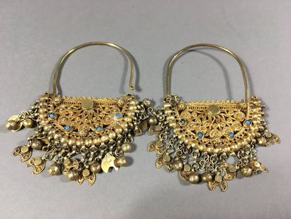 null Paire de boucles d'oreilles en or 14 carats, à pendeloques et décor de cabochons...