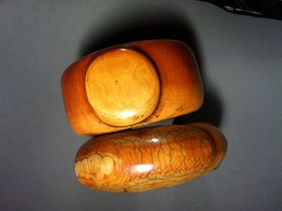 null Fin XIXe-Début XXe Deux bracelets en ivoire Afrique- Cameroun Poids :176,2 g...