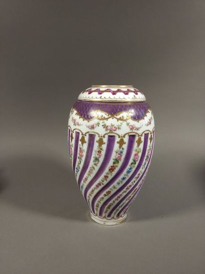 null Grand vase en porcelaine A décor polychrome de cotes torses et guirlandes de...