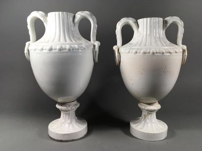 null Paire de vases en porcelaine blanche de forme Médicis à deux anses Cassés, recollés...