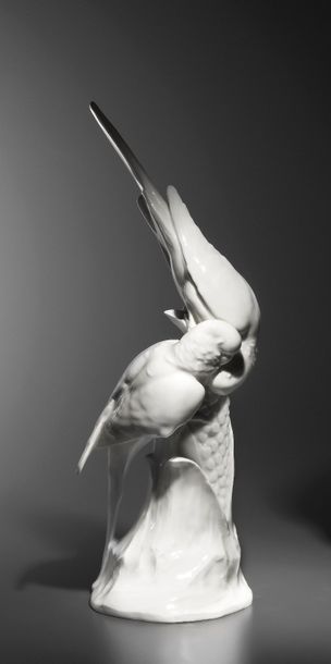 null EDOUARD MARCEL SANDOZ (1881-1971) Perruches, dites « Oiseaux maïs » Porcelaine...