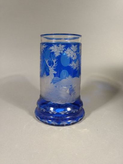 null Cristal de Bohème - Beau vase à décor sur fond bleu de cervidés près d une pièce...