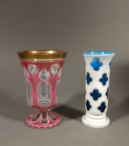 null CLICHY Ensemble d un verre à pied et d un vase en overlay. Le vase à décor bleu...