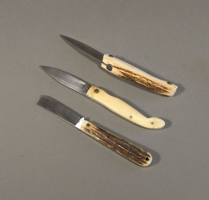 null Italie - Ensemble de trois couteaux pliants : - S. BERTI SCRAPERIA - Plein manche...