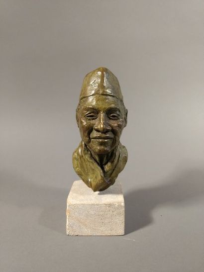 null Buste d homme Bronze à patine verte H. 23 cm.