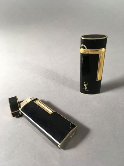 null Briquet YVES SAINT LAURENT Plaqué or, à décor laqué noir. H. 7.4 cm. On joint...