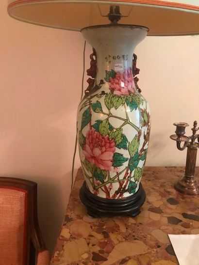 null ASIE - Vase balustre en porcelaine, à décor polychrome de pivoine, signé sur...