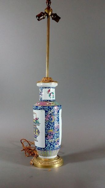 null CHINE Vase à décor polychrome des émaux de la famille rose de corbeille fleurie...