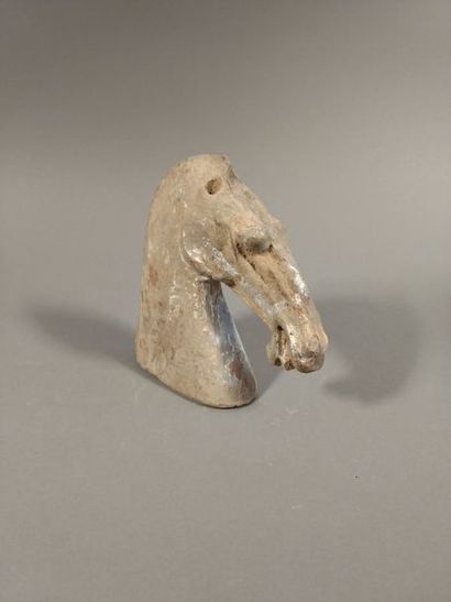 null CHINE - Tête de cheval En terre cuite Traces de polychromie H. 17 cm.