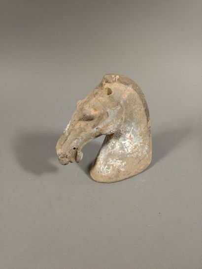 null CHINE - Tête de cheval En terre cuite Traces de polychromie H. 17 cm.