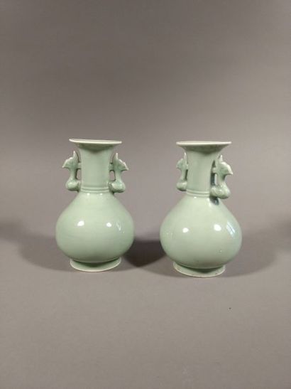 null CHINE - Paire de vases En porcelaine, à glaçure céladon,double prises latérales...