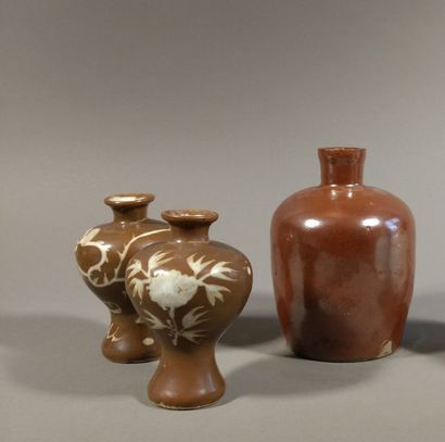 null CHINE - Vase bouteille à couverte brune H. 15.5 cm. On joints deux petits vases...