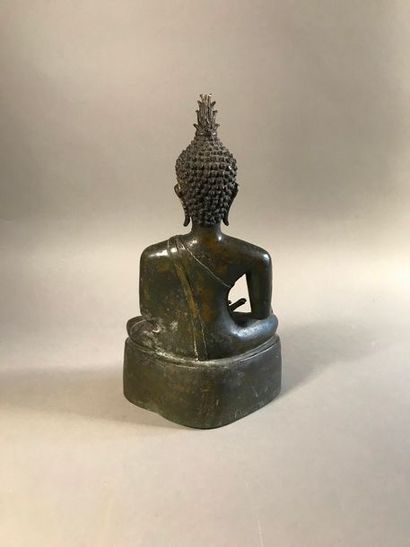 null Bouddha en bronze patiné, socle en bois noirci Thaïlande XVII/XVIIIe
H. 40 ...