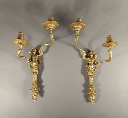 null Paire d appliques En bronze ciselé et doré, à deux bras de lumière, à figures...