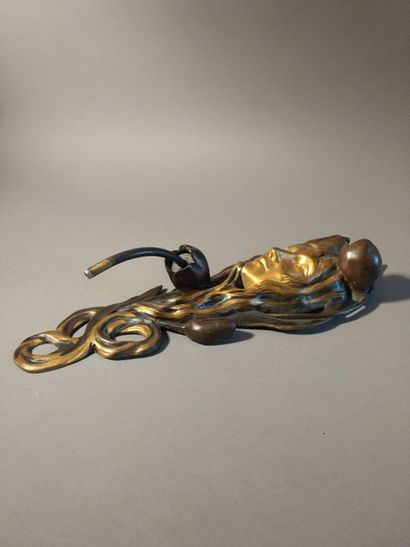 null Applique de style Art Nouveau figurant un visage de femme Bronze doré et patiné...