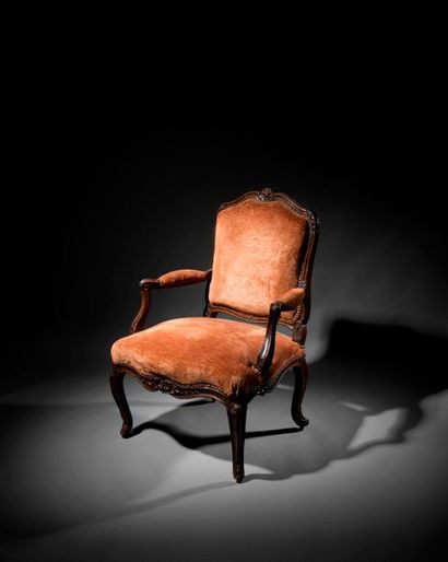 null FAUTEUIL À LA REINE en hêtre mouluré et sculpté. Les pieds cambrés sont à chutes...