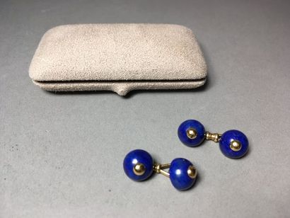 null Paire de boutons de manchettes en cabochon, en lapis lazuli et métal doré. Dans...