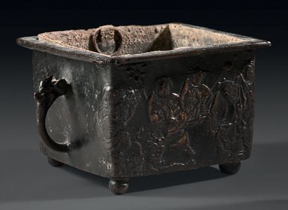 CHINE - Epoque MING (1368-1644) Brûle-parfum carré en bronze à patine brune et traces...