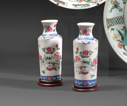 CHINE, Compagnie des Indes - Époque Qianlong (1736-1795) Paire de vases en porcelaine...