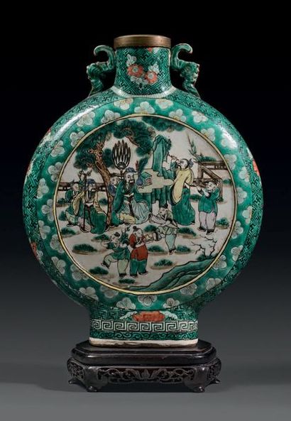 CHINE, Canton - XIXe siècle Vase de forme gourde en porcelaine émaillée polychrome...