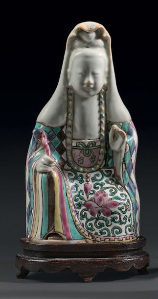 CHINE - Époque JIAQING (1796-1820) Guanyin en porcelaine émaillée polychrome, assise....