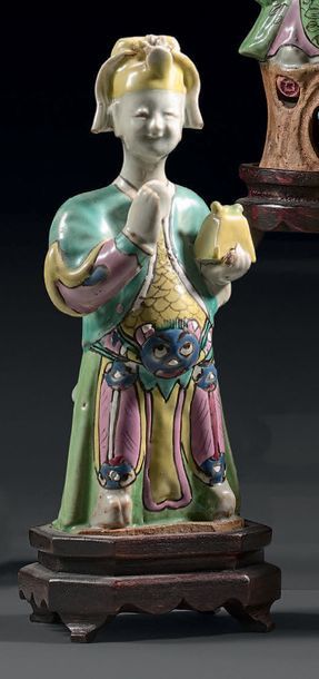 CHINE - Époque JIAQING (1796-1820) Immortel debout en porcelaine émaillée polychrome....