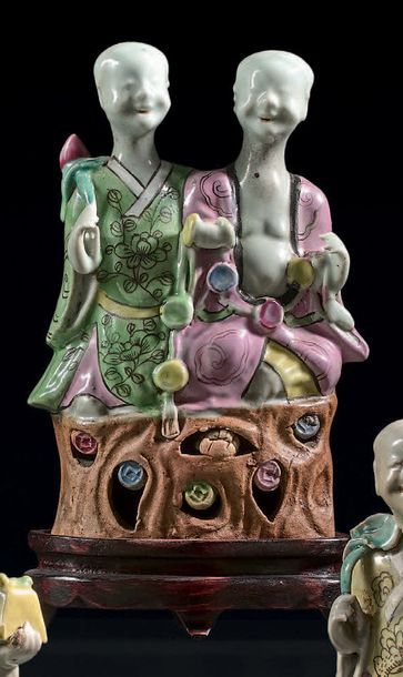 CHINE - Époque JIAQING (1796-1820) Deux groupes en porcelaine émaillée polychrome,...