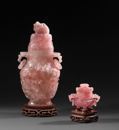 CHINE XXe (?) Petit vase couvert en quartz rose à décor incisé de fleurs, les anses...