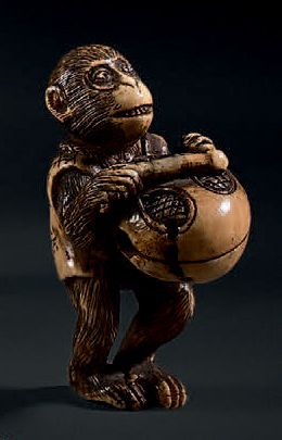 JAPON - Epoque MEIJI (1868-1912) Netsuke en ivoire, singe jouant du tambour avec...