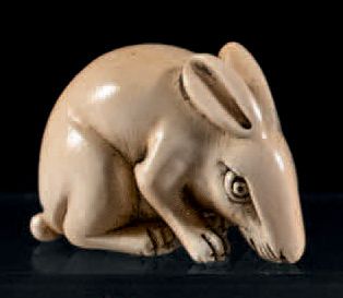 JAPON - Epoque MEIJI (1868-1912) Netsuke en ivoire, Hotei assis sur son sac.
H. 3...