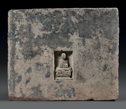Chine- dans le style des Qi Stèle en grès gris représentant un bouddha dans une niche...
