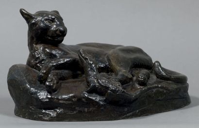 EDWARD KEYMES (1843-1907) Jaguar
Bronze à patine brun-vert
Signé sur la terrasse...