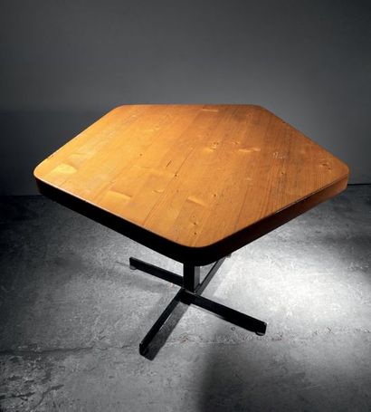 Charlotte PERRIAND (1903-1999) 
Table modèle «Les Arcs» du référencier de l'artiste...
