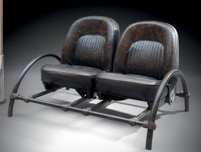 Ron ARAD (né en 1951) 
Canapé «Rover Sofa», créé en 1981, à deux fauteuils de voiture...