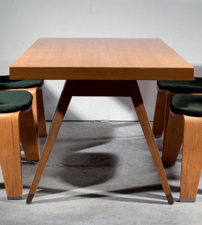 Kenzo Tange (1913-2005) 
Table de salle à manger en hêtre vernissé à plateau rectangulaire...
