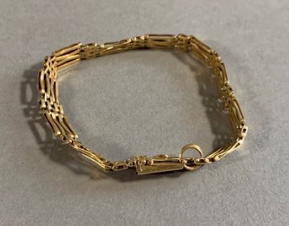 null Petit bracelet articulé en or jaune 18k.
poids 14.2g