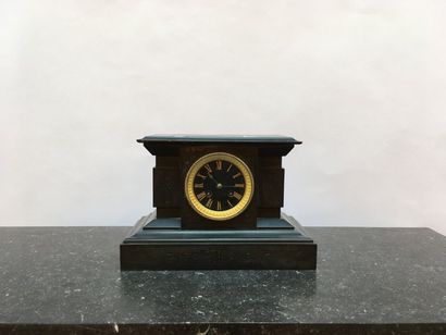 null Pendule en marbre noir
Cadran à chiffres romains
XIXème siècle
H. 22 cm.