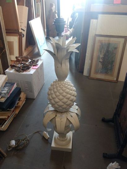 Dans le goût de la Maison CHARLES Lampe ananas
En métal laqué blanc
H. 84 cm.