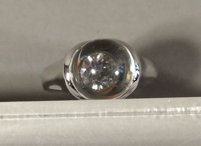 MAUBOUSSIN Bague en or blanc 750°°, ornée d'un diamant surmonté d'un cabochon transparent...