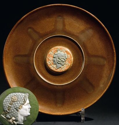 TAXILE DOAT (1891-1938) PLAT en porcelaine épaisse à fond creux et bordure relevée...