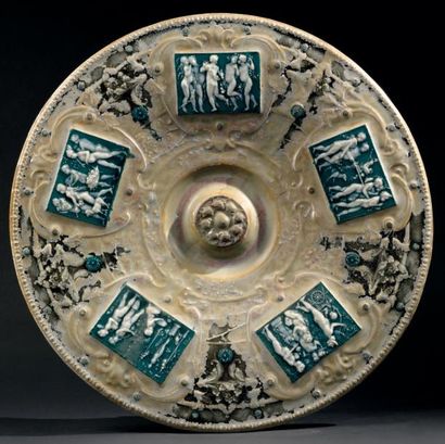 TAXILE DOAT (1891-1938) GRAND PLAT rond en porcelaine épaisse à fond creux sur talon...