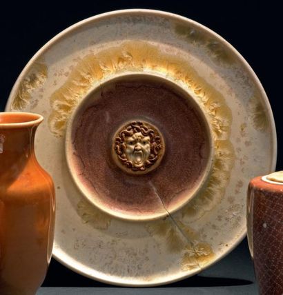 TAXILE DOAT (1891-1938) PLAT en porcelaine épaisse à fond creux et marli relevé sur...