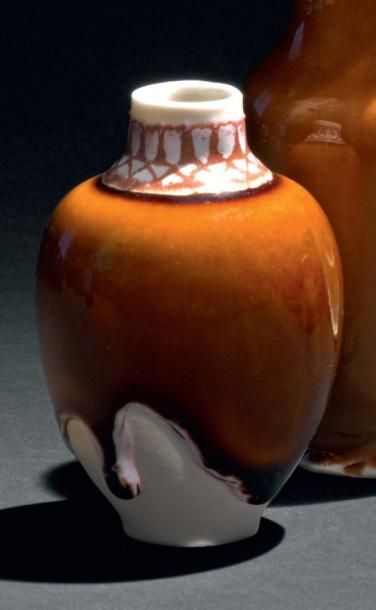 TAXILE DOAT (1891-1938) VASE en porcelaine épaisse à corps ovoïde et col annulaire...