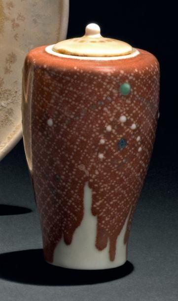 TAXILE DOAT (1891-1938) VASE COUVERT en porcelaine épaisse à corps conique et bord...
